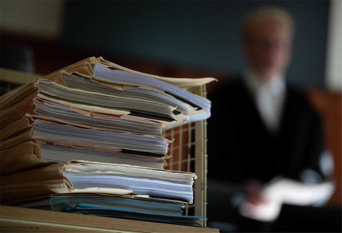 „Keinohrhasen“-Streit: Gericht spricht Autorin mehr Geld zu Prozessakten im Gerichtssaal.
