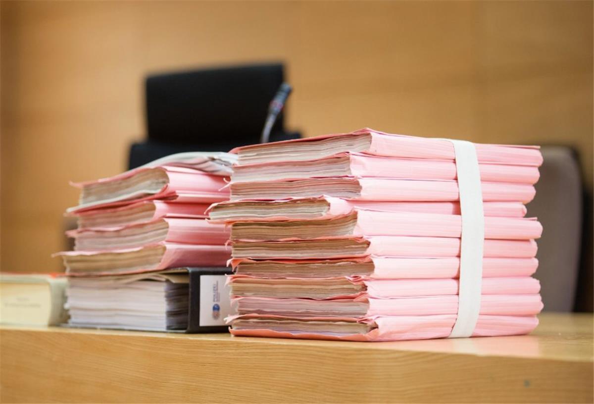 Mann attackiert jugendlichen Wildpinkler mit Messer Prozessakten liegen im Landgericht auf einem Tisch.