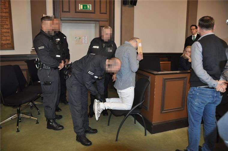 Nach Blutrache in Visselhövede: Formfehler stoppt Prozess gegen Albaner Prozessauftakt: Wachleute führen einen der Angeklagten in den Gerichtssaal.
