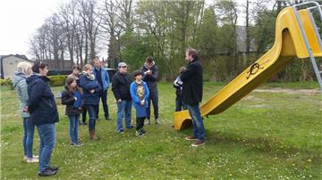 Prüfende Blicke: Sieben Jugendliche und Kinder nehmen sich als „Spielplatzchecker“ den Spielplatz „Am Afelrad“ in Beverstedt vor. Kerstin John, Sina Tietjen, Guido Dieckmann und Detlev Fänger (von links) von der Gemeinde Beverstedt begleiten sie.  Foto Rendelsmann