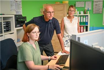 Prüfungen stauen sich bei der Fahrschule von Lothar Müller. Hier mit Ehefrau Iwona (re.) und Ex-Auszubildender Daniela Wiebke am Computer.