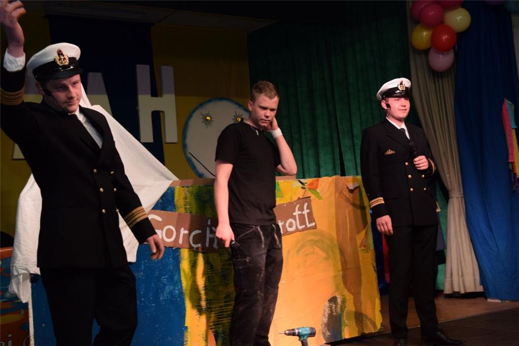 Prunksitzungen im Burhaver Rathaussaal: Die Stimmung ist an beiden Abenden beste...