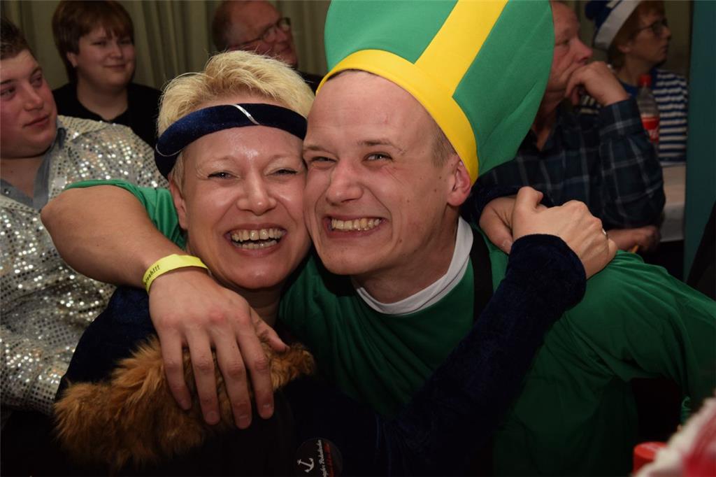 Prunksitzungen im Burhaver Rathaussaal: Die Stimmung ist an beiden Abenden beste...