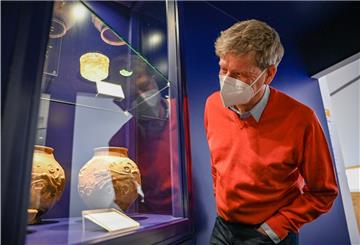 Prunkstücke, die oft übersehen werden: Museumsdirektor Dr. Kai Kähler zeigt zwei römische Becher mit Jagdszenen aus dem 3. Jahrhundert.