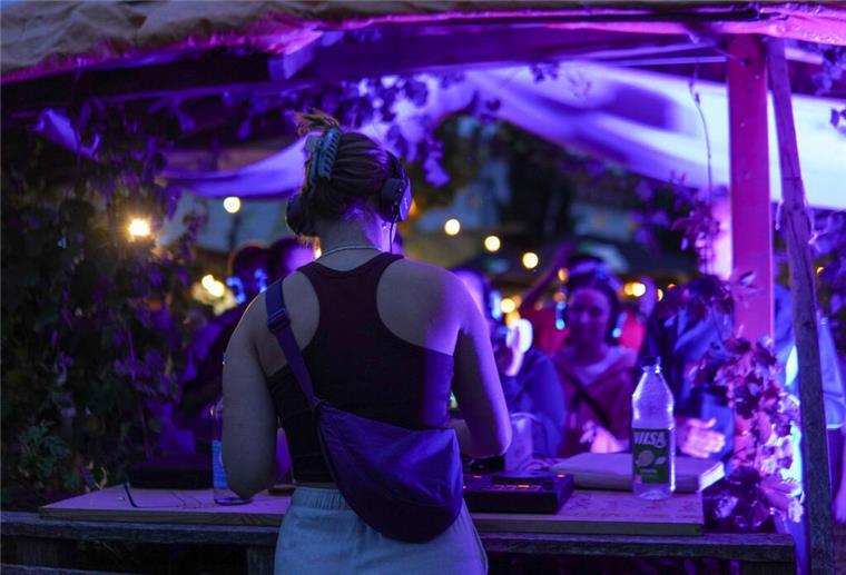 Der Zolli lockt am Wochenende mit drei Veranstaltungen Frau am DJ-Pult von hinten