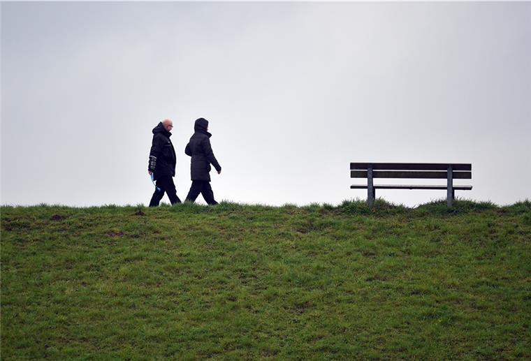 Tipps für den guten Start ins neue Jahr Psychiater Uwe Gonther rät an Silvester zum Spaziergang in der eigenen Nachbarschaft, das kann zum Beispiel am Deich in Bremerhaven sein.