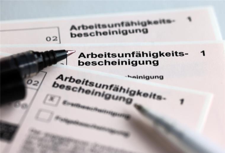 Krankenstand: Wo und warum am häufigsten krankgeschrieben wird Ein Arbeitsunfähigkeitsschein wird angekreuzt.