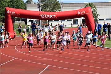 Pünktlich um 14 Uhr eröffneten die Mädchen des ersten Schuljahres die Laufveranstaltung auf dem Sportplatz des Plaatwegstadions.