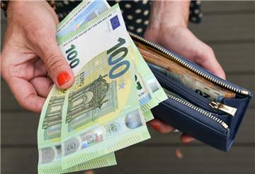 Eine Frau hält eine Geldbörse mit Geldscheinen in der Hand. Schon Ende Mai können sich rund 1,2 Millionen Haushalte auf einen Zuschuss freuen.