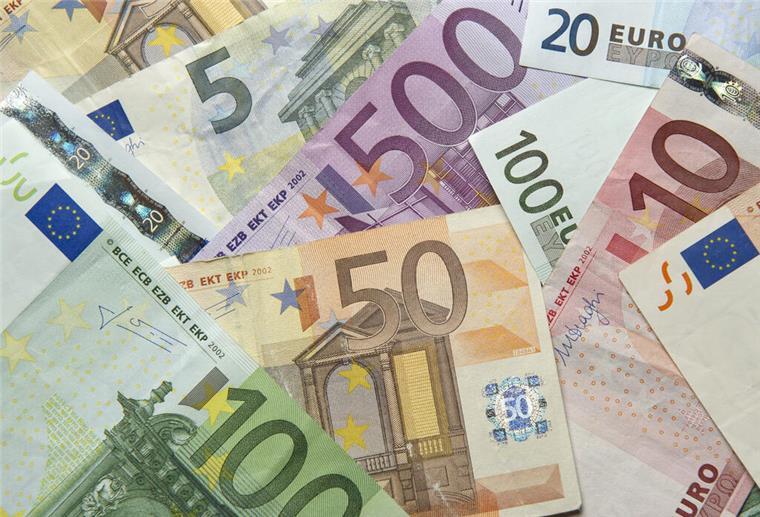 Mehrere Geldscheine liegen verstreut auf einem Tisch. Das Wohngeld in Höhe von durchschnittlich 370 Euro wird noch im Juli ausgezahlt. 