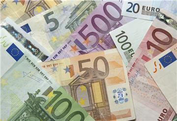 Mehrere Geldscheine liegen verstreut auf einem Tisch. Das Wohngeld in Höhe von durchschnittlich 370 Euro wird noch im Juli ausgezahlt. 