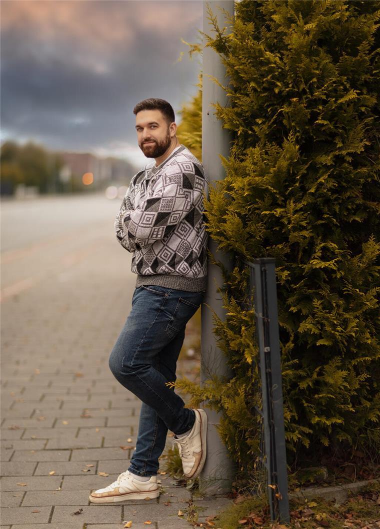 Styling-Hacks für einen schönen Winter Frau geht an Straße entlang und blickt über die rechte Schulter