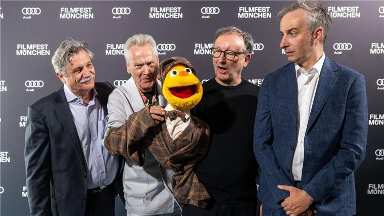 Weltpremiere: „Hallo Spencer“-Erfinder kämpft mit Tränen Puppenerfinder Debertin hat seinen „Spencer“ liebevoll im Blick.