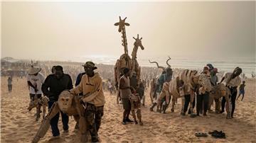 Puppenspieler bewegen die Papptiere an einem Strand im Land Senegal. 