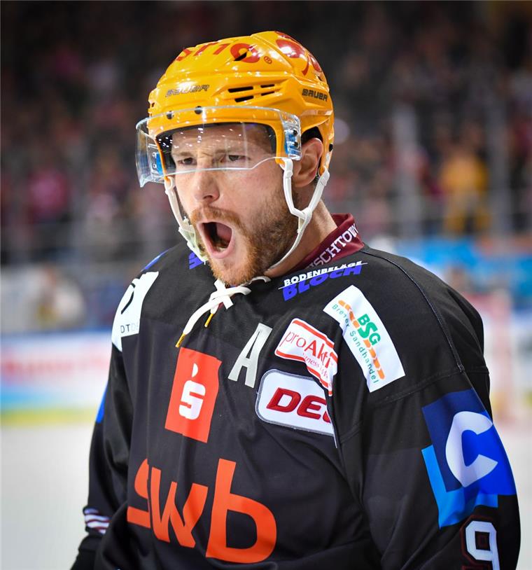 Pure Freude über diese Ehrung: Jan Urbas ist der erste Pinguins-Akteur, der in der Deutschen Eishockey-Liga zum Spieler des Monats gewählt wurde.