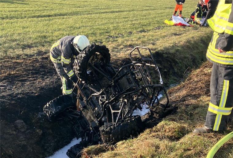 Quadfahrer bei Ahlerstedt verunglückt: Alkoholfahrt endet im Graben Das ausgebrannte Quad im Graben.