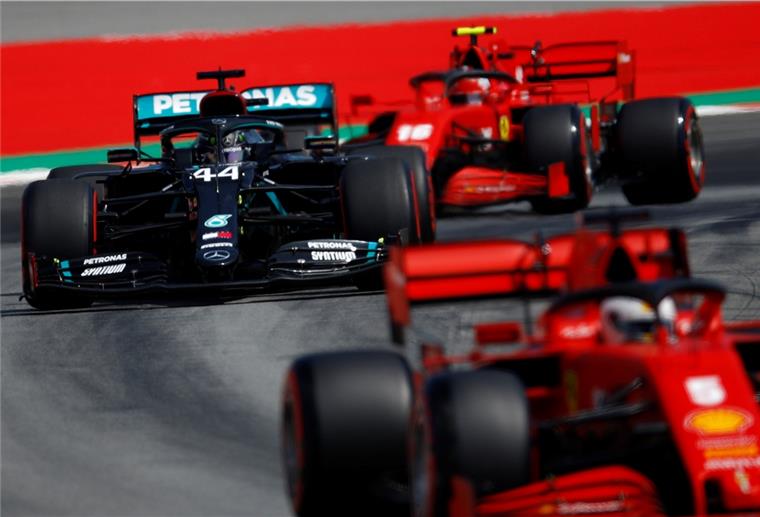 Qualifying für den Großen Preis von Spanien: Lewis Hamilton (links) aus Großbritannien vom Team Mercedes steuert sein Fahrzeug auf der Rennstrecke. Der Große Preis von Spanien findet am 16. August 2020 statt. 