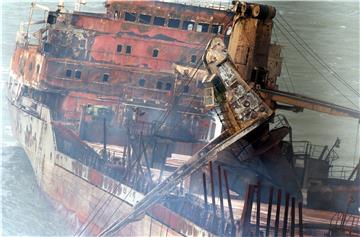 Qualm zieht aus den ausgebrannten Aufbauten des vor der dänischen Küste in Brand geratenen und vor der Nordseeinsel Amrum liegenden Frachters „Pallas". Das Schiff war am 25.10.1998 vor der dänischen Küste in Brand geraten und wenige Tage später vor der schleswig-holsteinischen Nordseeinsel Amrum gestrandet.