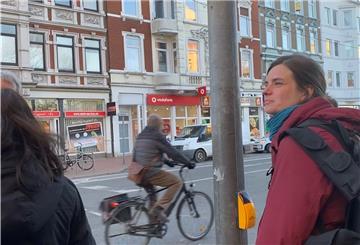 Quartiersmeisterin Miriam Gieseking leitet den Spaziergang durch Lehe bei dem vor allem die Ampelschaltung ein Thema ist.
