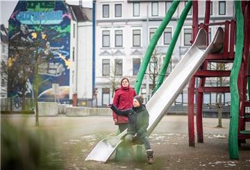 Quartiersmeisterin Miriam Gieseking (links) und Koordinatorin Nora Hecker bringen seit rund einem Jahr frischen wind auf den ehemaligen Schulhof, der zum „Bürgerplatz“ umgestaltet wird.
