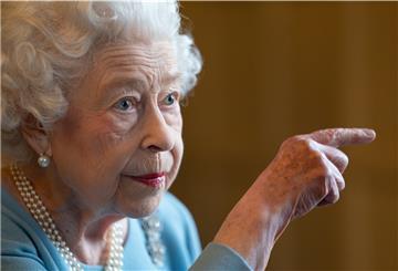 Königin Elizabeth II. gestikuliert während eines Empfangs im Ballsaal von Sandringham House, der Residenz der Königin in Norfolk.