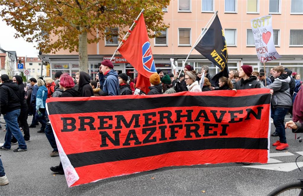 &quot;Bremerhaven nazifrei&quot; fordern diese Demonstranten. Foto: Scheschonka