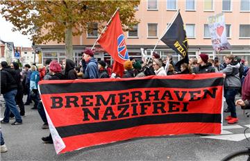 &quot;Bremerhaven nazifrei&quot; fordern diese Demonstranten. Foto: Scheschonka