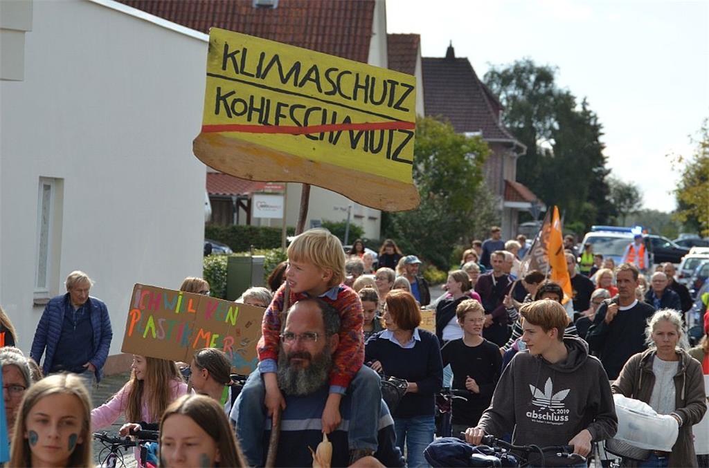 &quot;Fridays for Future&quot;: Die Ortsgruppe Zeven stellte am Nachmittag zum z...