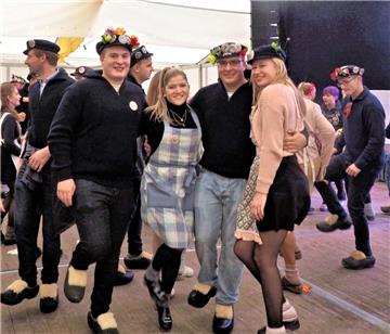 "Hoch die Holtschen und Pantinen" beim Einmarsch ins Festzelt ist für...