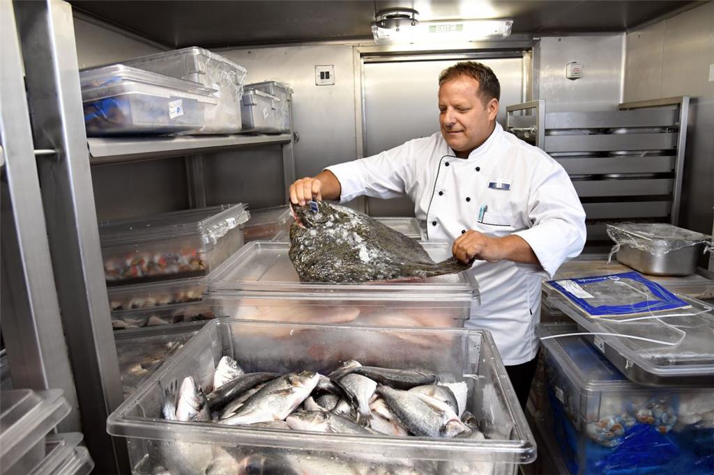 &quot;Mein Schiff 5&quot; vor der Abreise. Alain Doenlen ist der Executive Chef ...