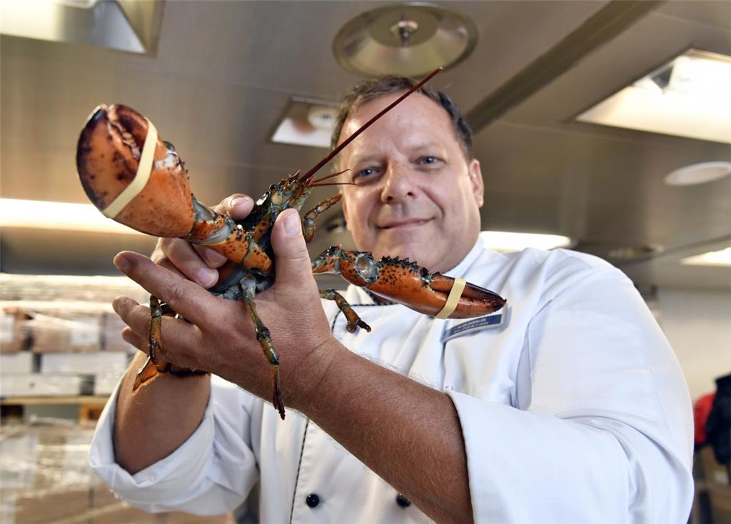 &quot;Mein Schiff 5&quot; vor der Abreise.  Alain Doenlen ist der Executive Chef...