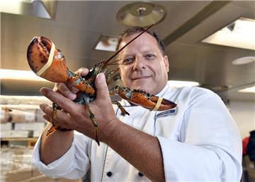 &quot;Mein Schiff 5&quot; vor der Abreise.  Alain Doenlen ist der Executive Chef...