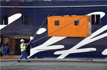 &quot;Mein Schiff 5&quot; vor der Abreise. Es wird angepackt. 