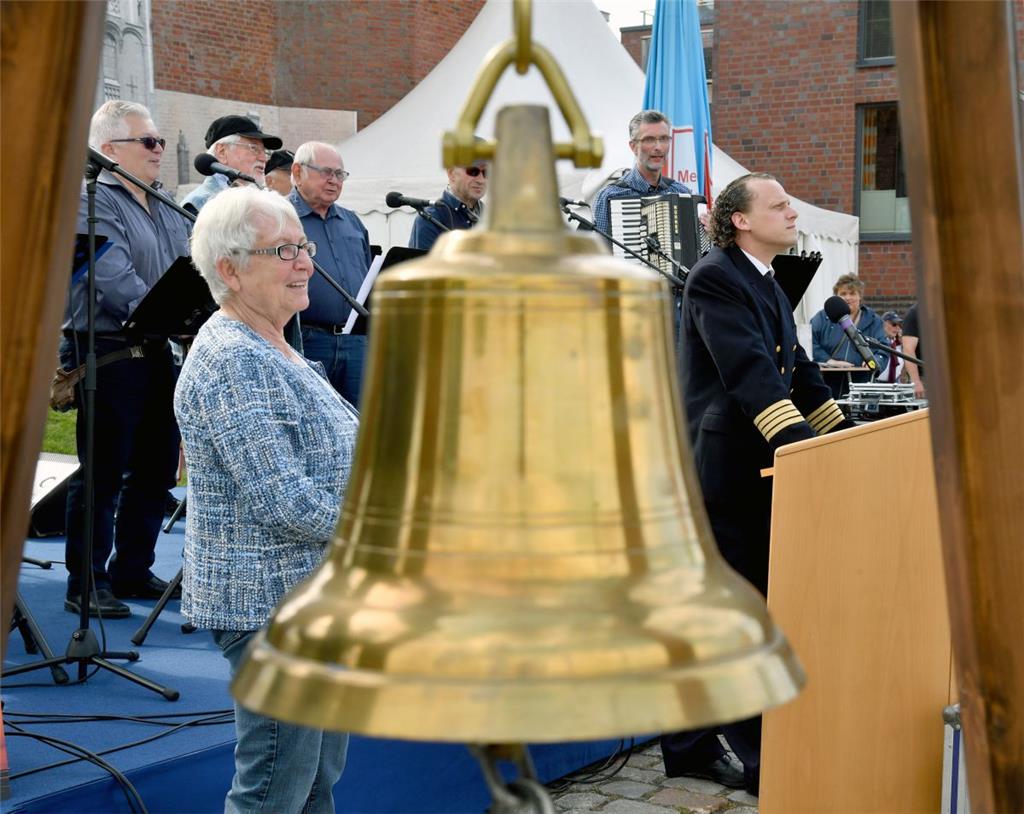 &quot;Mit diesem Anglasen ist das Seestadtfest eröffnet&quot;, rief Bremerhavens...