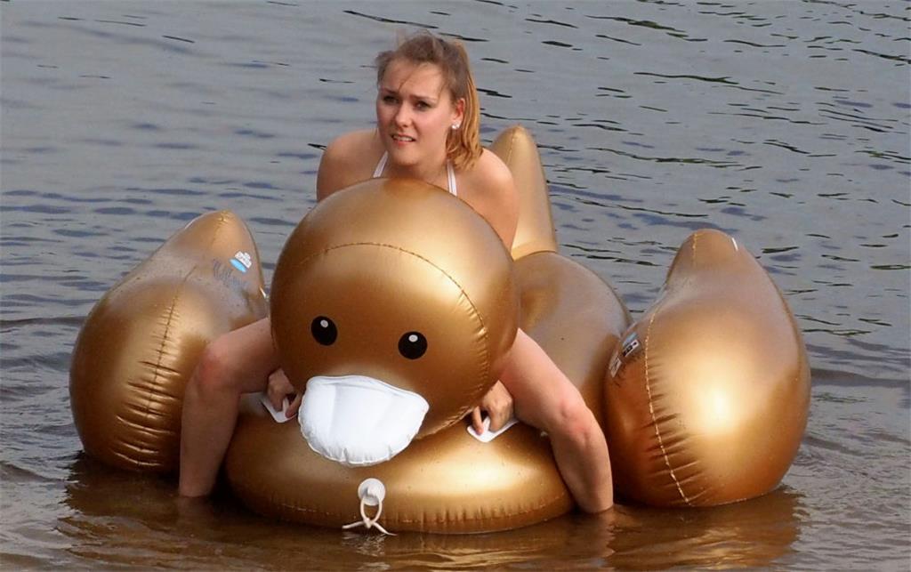 "Na, schaffe ich das noch bis ans Ufer?" Foto Stehn