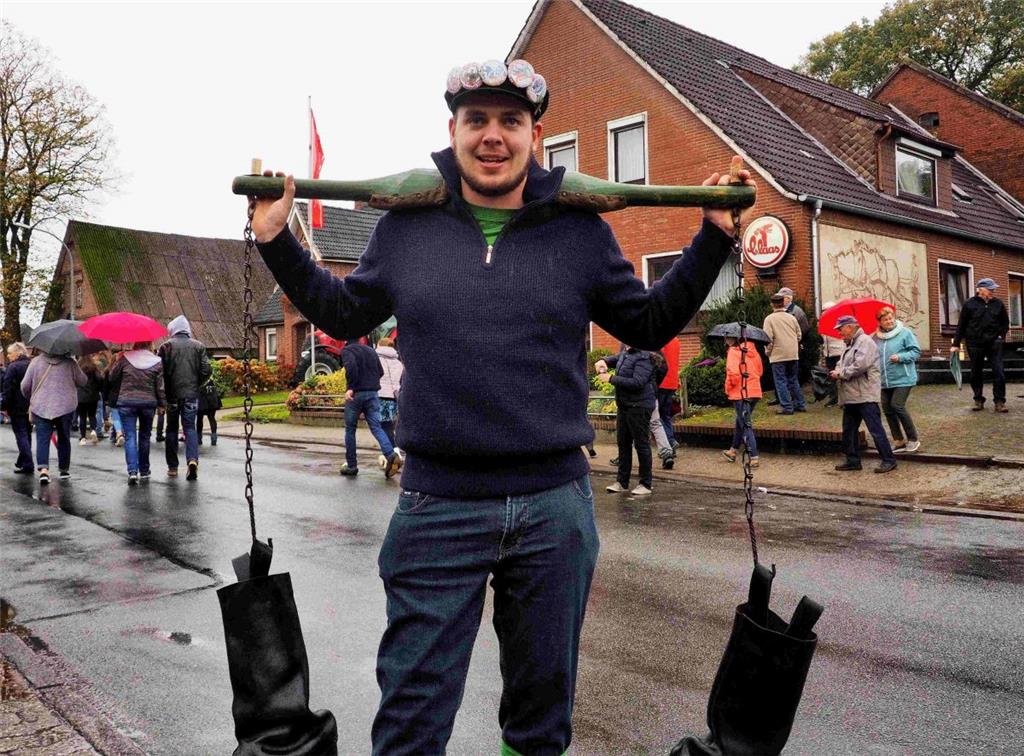 &quot;Steebelholtschenträger&quot; Torge Zauritz sorgt dafür, dass die Kasse stimmt für die Holtschentänzer in Neunwalde. Foto: Stehn