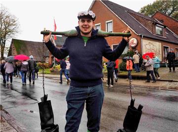 &quot;Steebelholtschenträger&quot; Torge Zauritz sorgt dafür, dass die Kasse stimmt für die Holtschentänzer in Neunwalde. Foto: Stehn