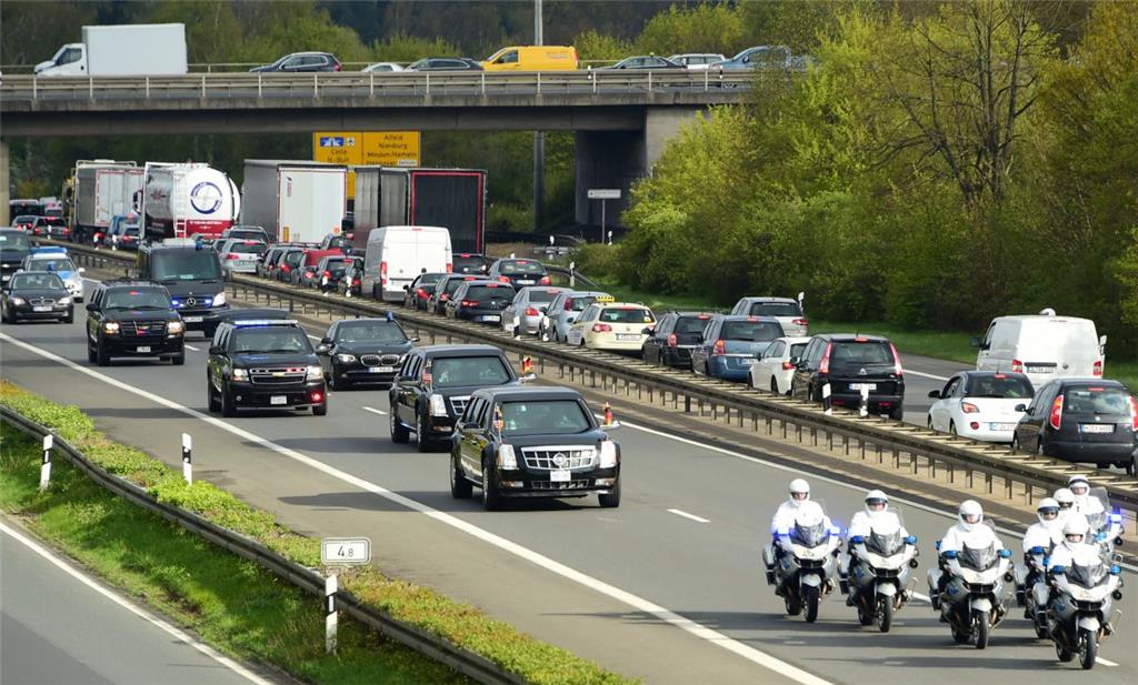 &quot;The Beast&quot; fährt auf dem abgeriegelten Messe-Schnellweg zur Hannover Messe. Die USA sind dieses Jahr das Partnerland der Messe.