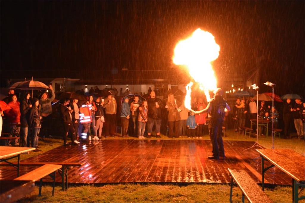 &quot;Tom the Dragon&quot; trotzte mit seiner Feuerschow dem strömenden Regen. F...