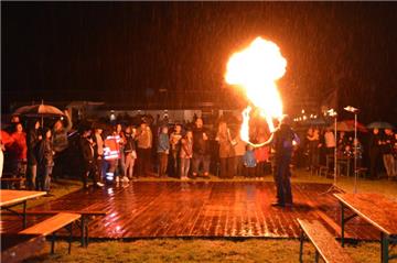 &quot;Tom the Dragon&quot; trotzte mit seiner Feuerschow dem strömenden Regen. F...