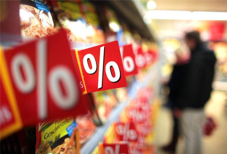 Prozentzeichen hängen in einem Supermarkt an Regalen. (zu dpa "Zu Ostern locken die Sonderangebote") +++ dpa-Bildfunk +++