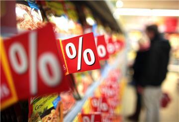 Prozentzeichen hängen in einem Supermarkt an Regalen. (zu dpa "Zu Ostern locken die Sonderangebote") +++ dpa-Bildfunk +++