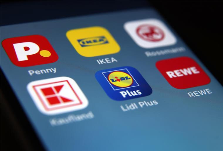 Rabatte oder Datenfalle? Das musst du über die Treue-Apps von Supermärkten wissen Apps der Handelsketten Penny, Ikea, Rossmann, Kaufland, Lidl und Rewe sind auf dem Display eines iPhone zu sehen. Rabatte gegen Daten: Mit Bonus-Apps von Supermärkten können Kunden ein paar Cent sparen. Doch Verbraucherschützer warnen vor unklarer Information und geringer Ersparnis.