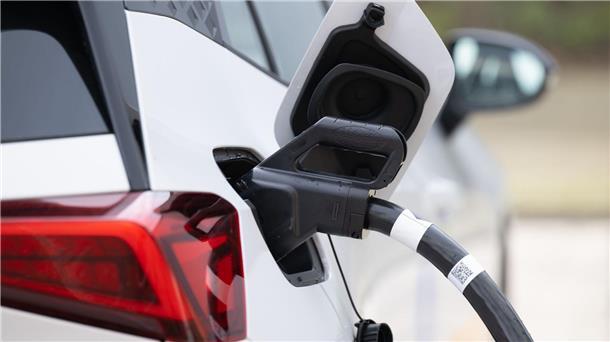 Ein Ladekabel steckt auf einem Ladepark der EnBW Energie Baden-Württemberg AG im Tankstutzen eines Elektroautos.