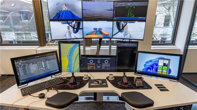 Radar, Funk, Steuerknüppel - aber alles in einem Büro mitten in Duisburg. Von hier aus werden Schiffe ferngesteuert.