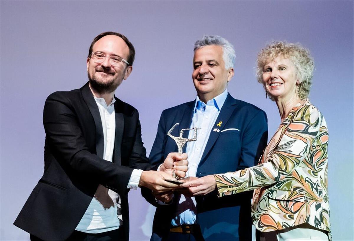 Radek Wegrzyn (l-r), Regisseur, wird bei der Verleihung des Ernst-Lubitsch-Preises 2024 im Zoo Palast mit dem Sonderpreis für seinen Dokumentarfilm „Miss Holocaust Survivor“ ausgezeichnet.