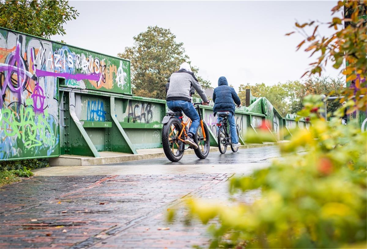 Was sich für Radfahrer in Bremerhaven geändert hat Radfahrer überqueren mit dem Rad die Achgelis-Brücke am Geestheller Damm: Hier ist noch Nachholbedarf, insbesondere Richtung Elbestraße.
