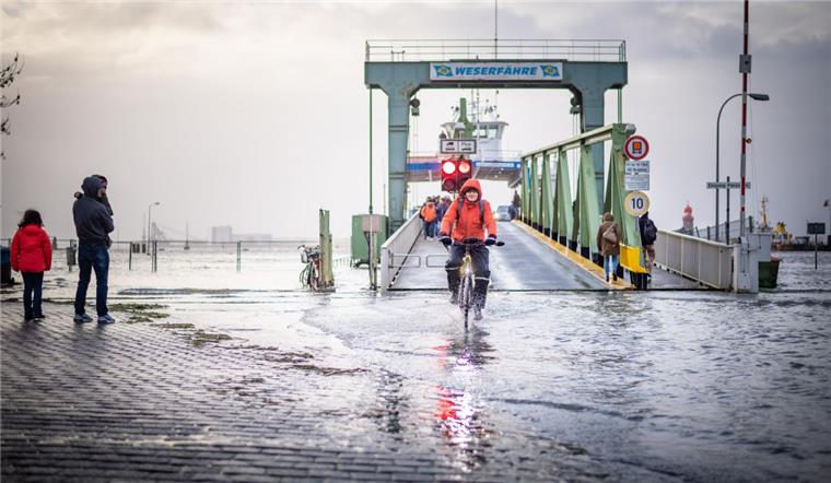 Radfahrer und Autofahrer kamen trockenen Fußes von der Weserfähre, Fußgänger mussten am Anleger in Bremerhaven durch tiefe Pfützen waten. Der Pegel der Weser stieg auf 2,10 Meter.