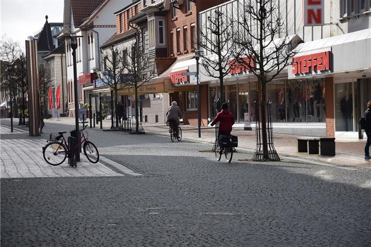 CDU will Zeven Fahrrad-freundlicher gestalten Radfahrer und Fußgänger teilen sich den Platz in der Langen Straße. Aber nicht überall ist in der Stadt Zeven so viel Platz, um beide Arten von Verkehrsteilnehmern problemlos miteinander auskommen zu lassen.