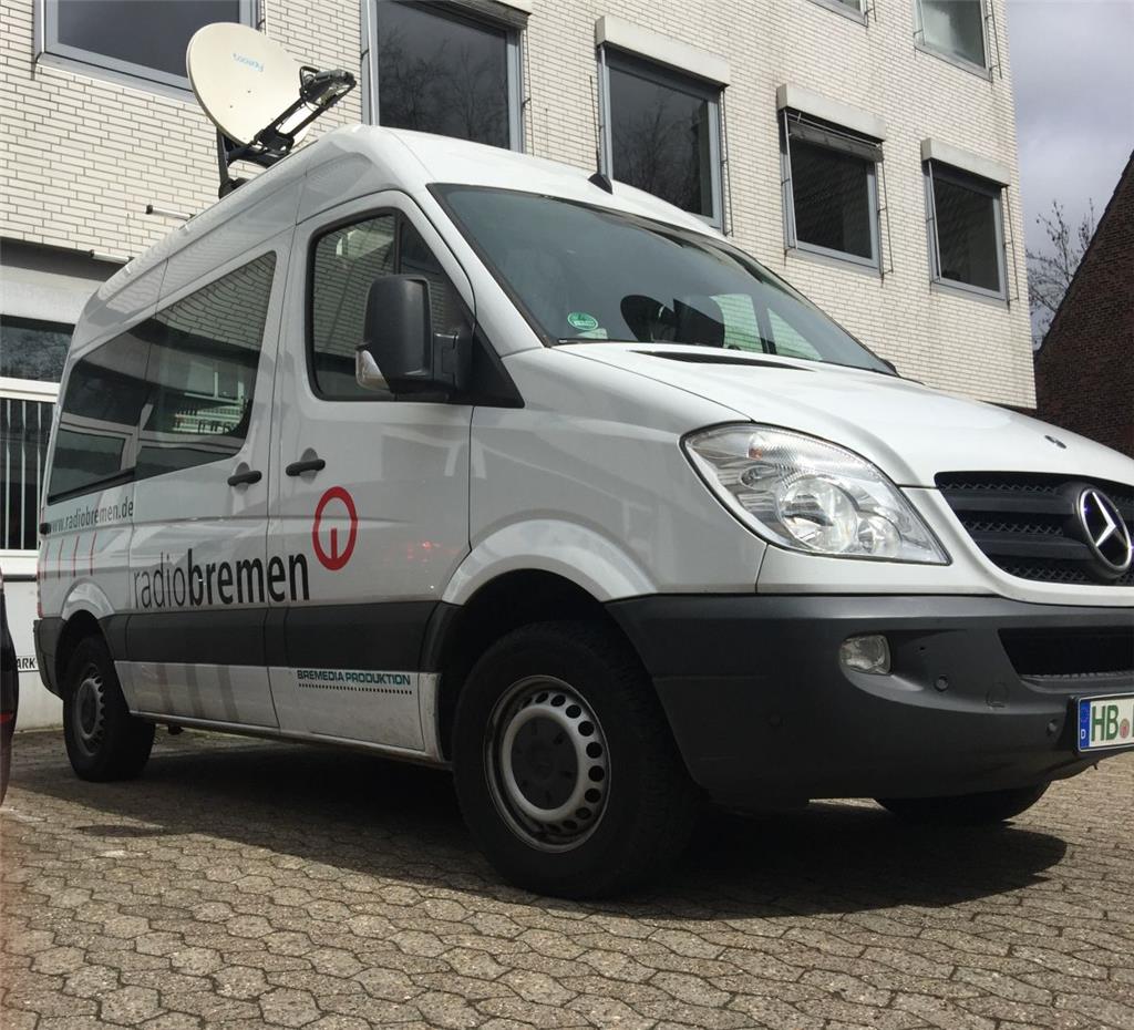 Radio Bremen fährt vor. Mit einem Ü-Wagen wird live vom Seitenwechsel mit der No...